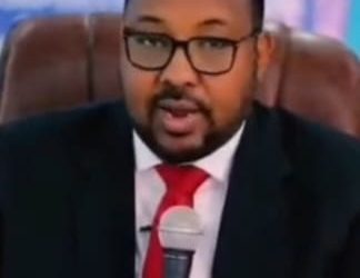 Firdhiye oo sheegay in uu Faash’kiisa meel kale la aadi doono hadii Xasan Sheekh Lacag siin waayo!!!
