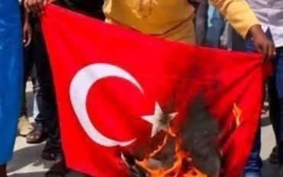 Calanka Turkiga oo lagu gubaayo magaalooyinka Somalia Nacayb Awgeed